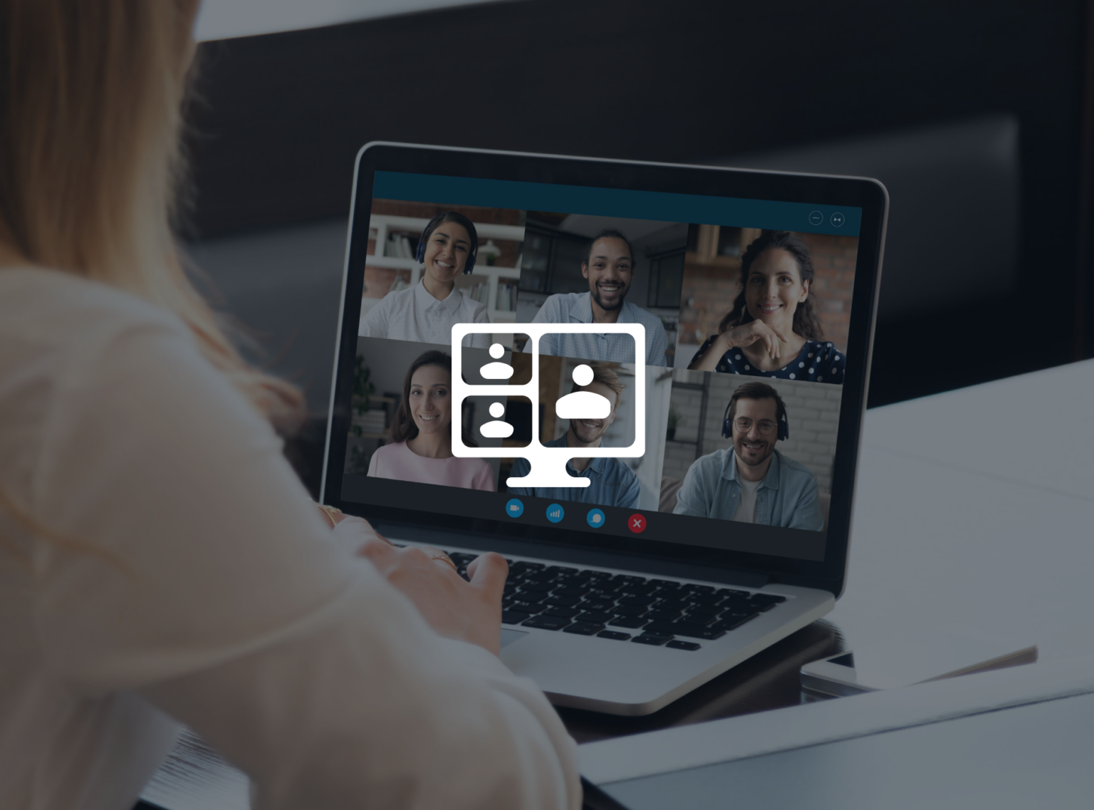 Pågående digitalt möte på en laptop mellan fyra kvinnor och tre män samt en vit symbol gällande digitala möten