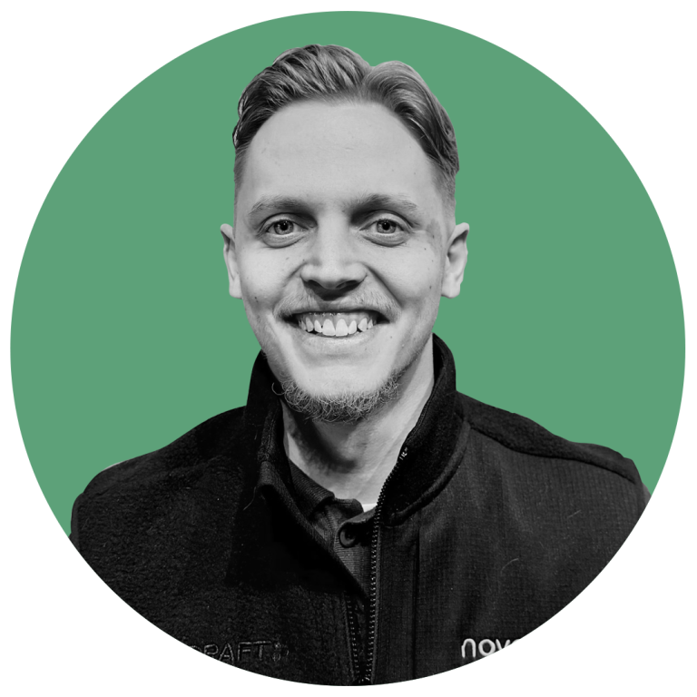 Svartvit profilbild med grön bakgrund på en leende man med svart tröja med namn Philip Torssell med arbetstitel customer sucess manager