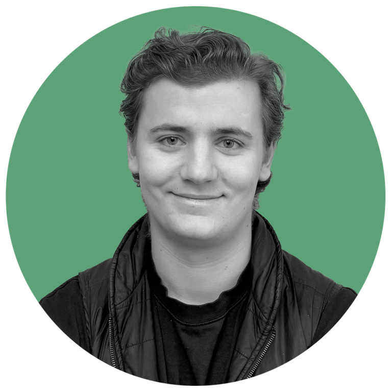 Svartvit profilbild med grön bakgrund på en man med svart väst och svart tröja med namn Albin Wrammer med arbetstitel sales coordinator