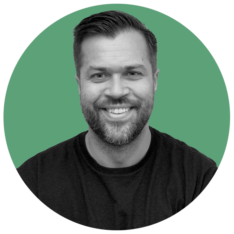 Svartvit profilbild med grön bakgrund på en man med svart tröja med namn Charlie Leveau med arbetstitel COO & partner