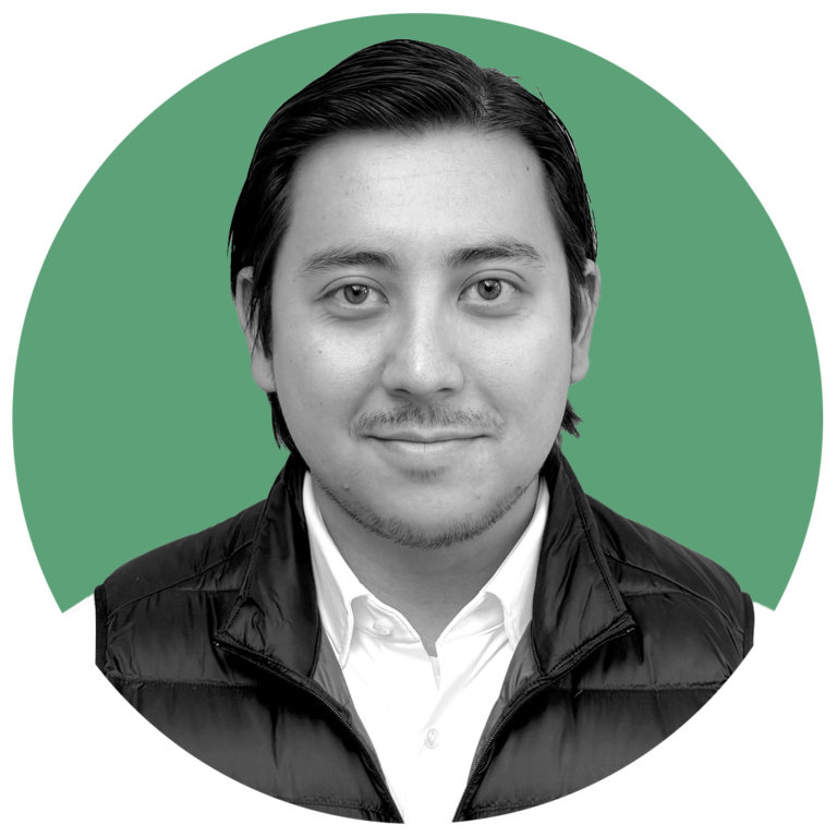 Svartvit profilbild med grön bakgrund på en man med svart väst och vit skjorta med namn Kim Lehnberg Hong med arbetstitel account manager