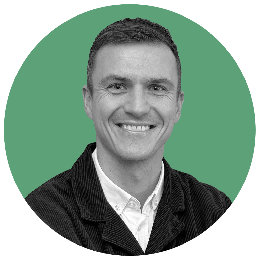 Svartvit profilbild med grön bakgrund på en man med svart jacka och vit skjorta med namn Rasmus Mellerup med arbetstitel CEO & Founder